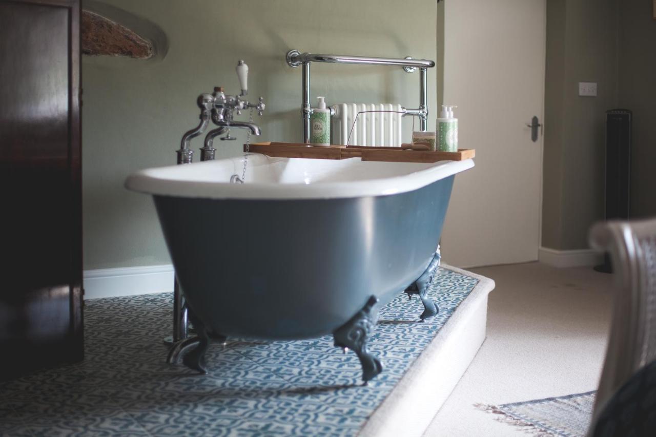 The George Inn Barford St Michael Extérieur photo A freestanding bathtub
