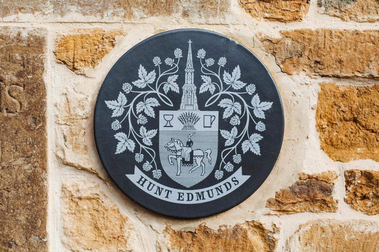 The George Inn Barford St Michael Extérieur photo Hunt Edmunds' coat of arms