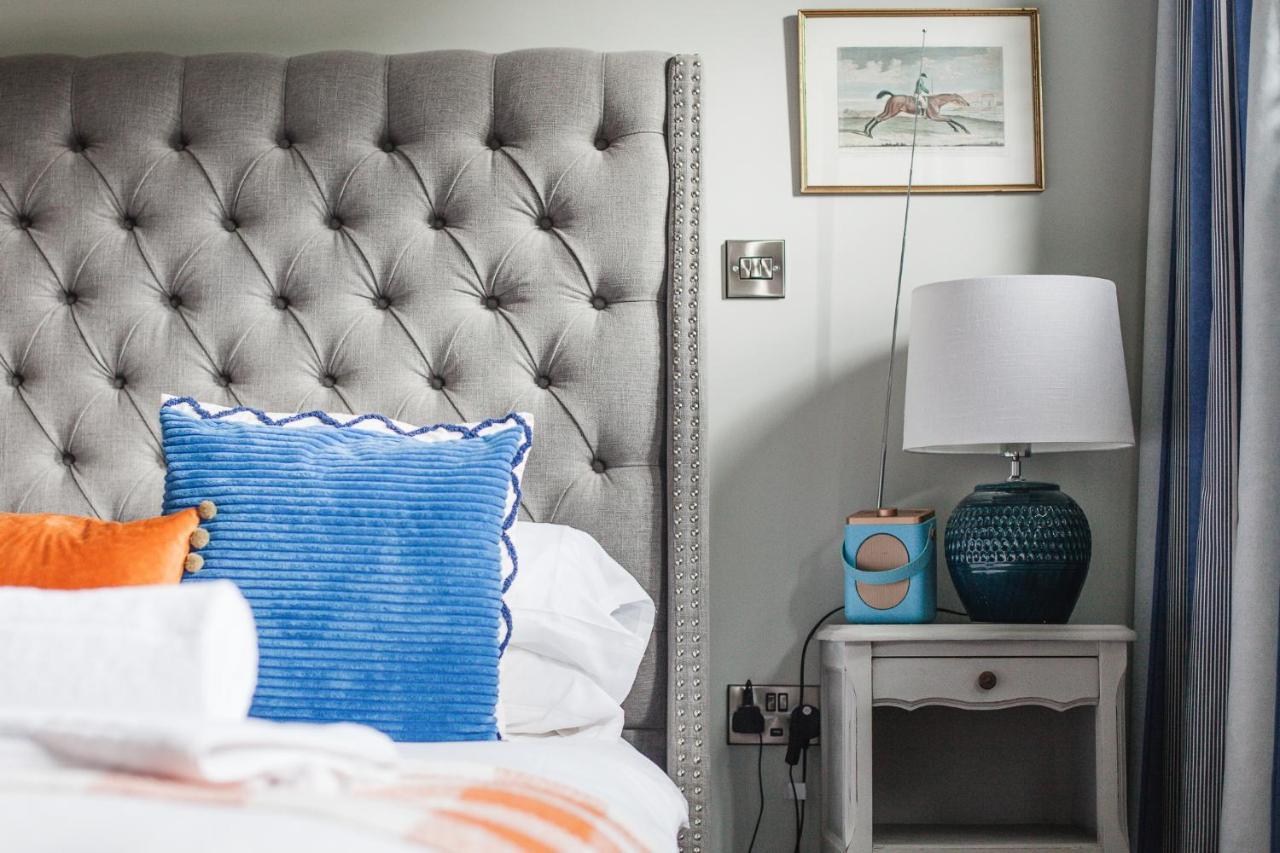 The George Inn Barford St Michael Extérieur photo A bedroom with a bedside table