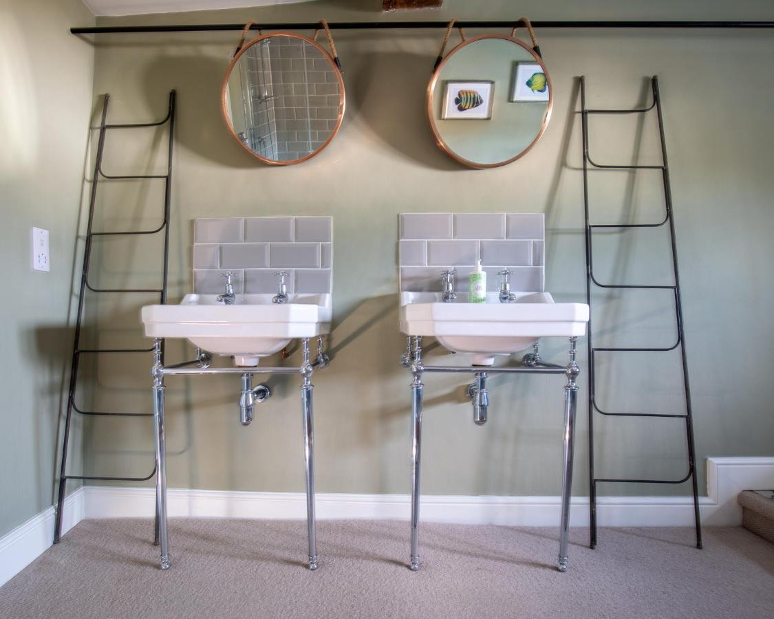 The George Inn Barford St Michael Extérieur photo A pair of decorative metal ladders