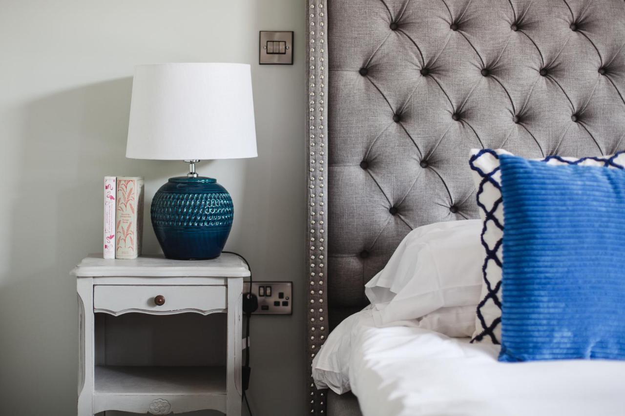 The George Inn Barford St Michael Extérieur photo A bedside table