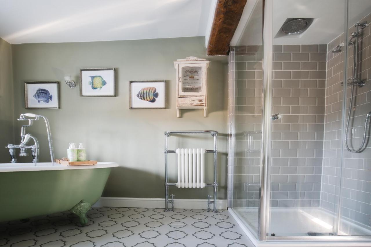The George Inn Barford St Michael Extérieur photo A shower enclosure
