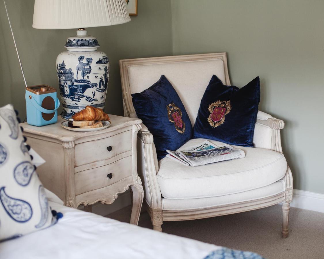 The George Inn Barford St Michael Extérieur photo A blue and white room
