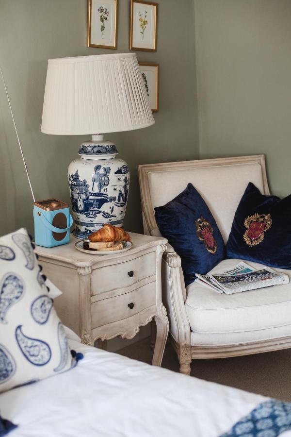 The George Inn Barford St Michael Extérieur photo A blue and white ginger jar
