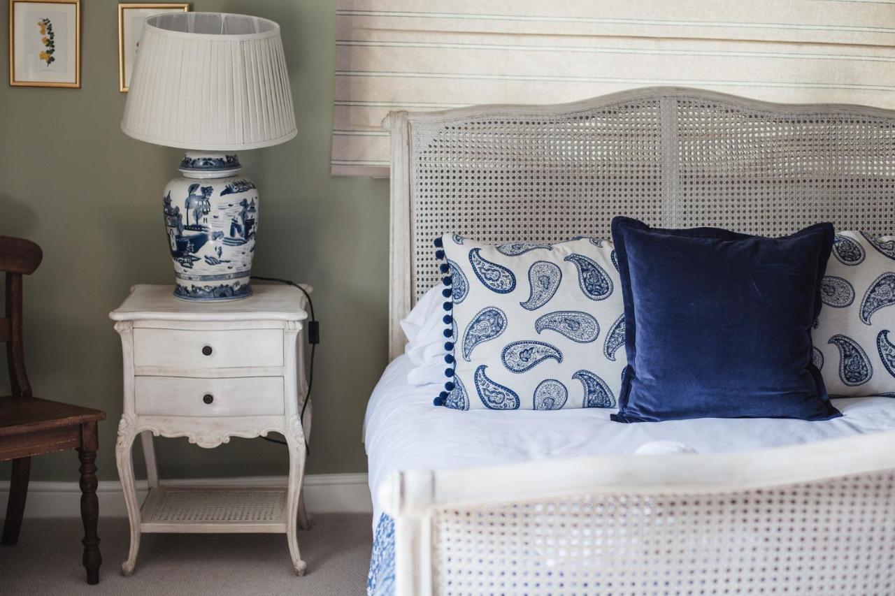 The George Inn Barford St Michael Extérieur photo A blue and white bedroom