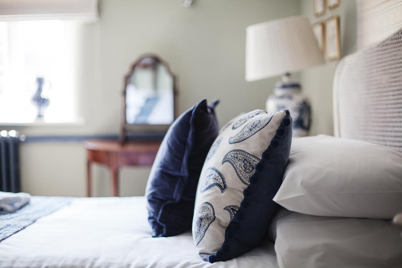 The George Inn Barford St Michael Extérieur photo A bed with cushions
