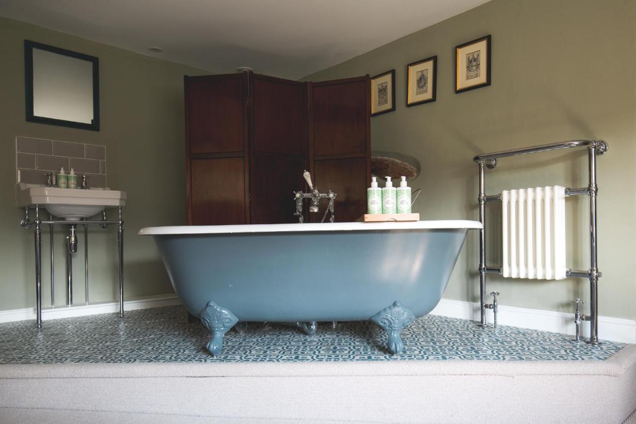 The George Inn Barford St Michael Extérieur photo A freestanding bathtub