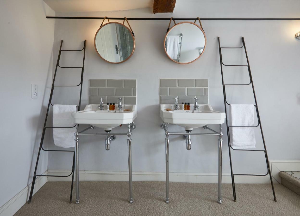 The George Inn Barford St Michael Extérieur photo Bathroom at The Swan